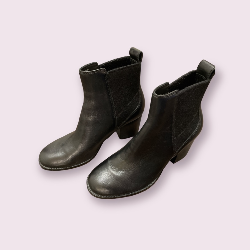 Like new Clarks boots